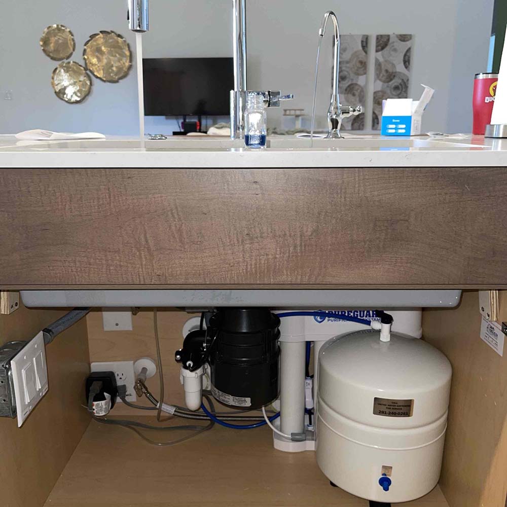 Elite Package reverse osmosis (RO) drinking water system with custom chrome faucet, smart leak detection, and smart tray professionally installed under the kitchen sink by United Water Softeners – Houston’s #1 rated water company.