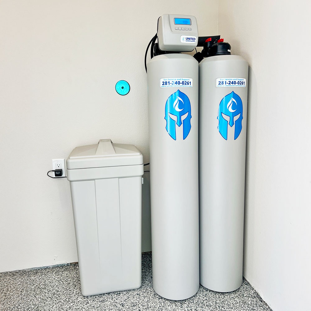 Elite Package whole-house water softener and carbon filtration system with brine tank – our top-selling package – professionally installed in Montgomery, Texas by United Water Softeners. We use high-quality pellet salt to ensure maximum performance.